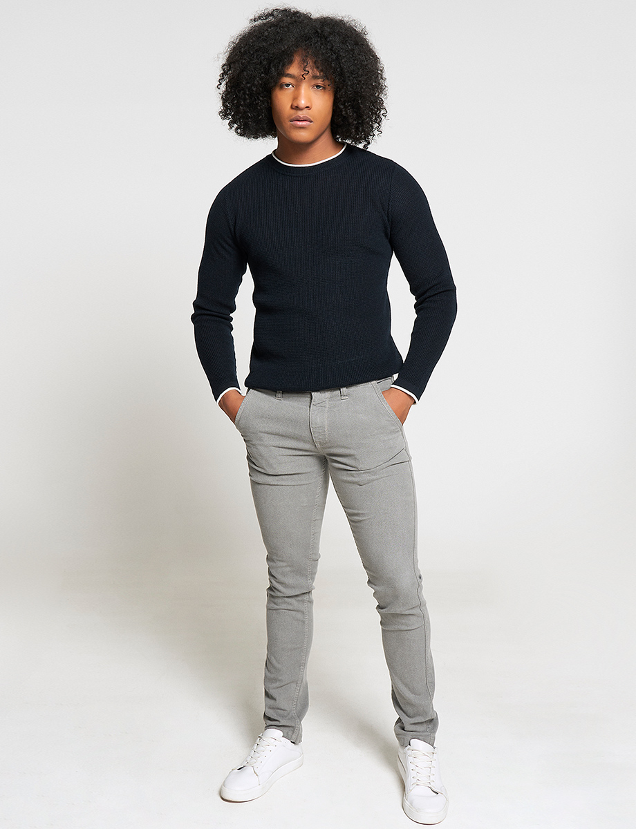 Pantalón chino tiro medio gris