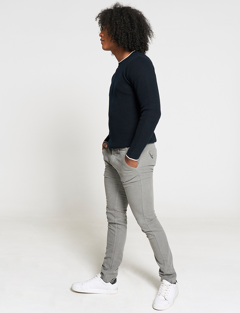 Pantalón chino tiro medio gris