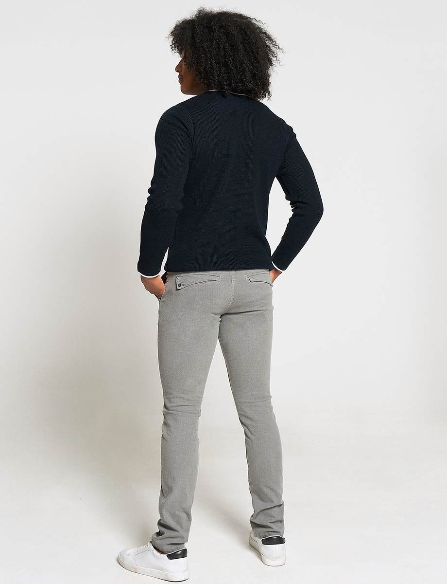 Pantalón chino tiro medio gris