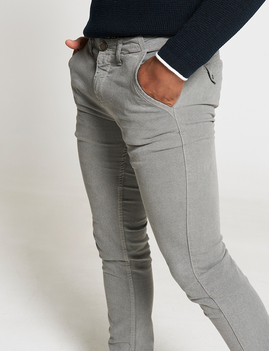 Pantalón chino tiro medio gris