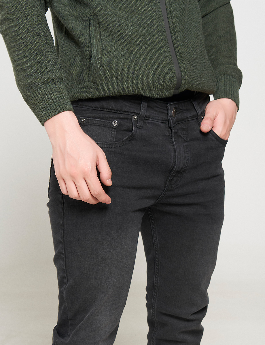 Jean Slim con Desgastes Negro