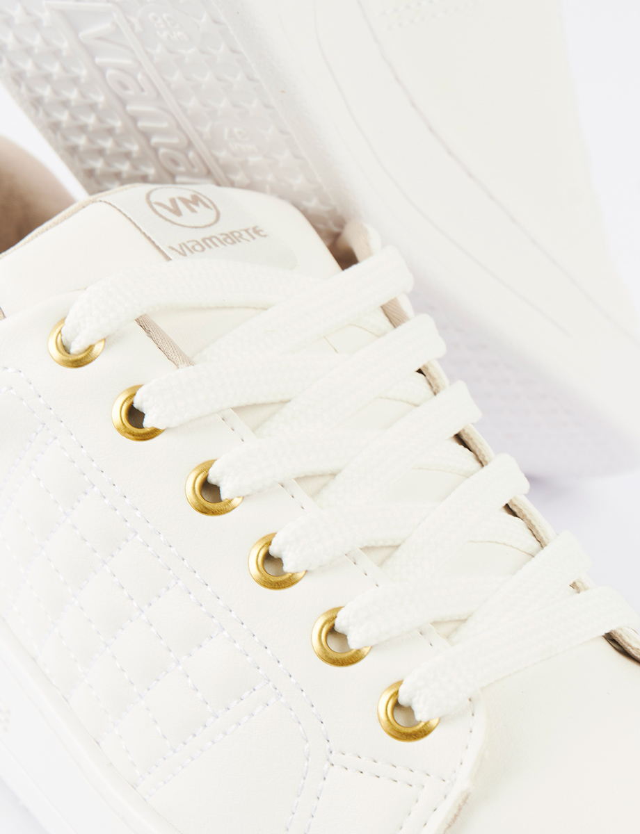 Zapato Deportivo Ojales Dorados