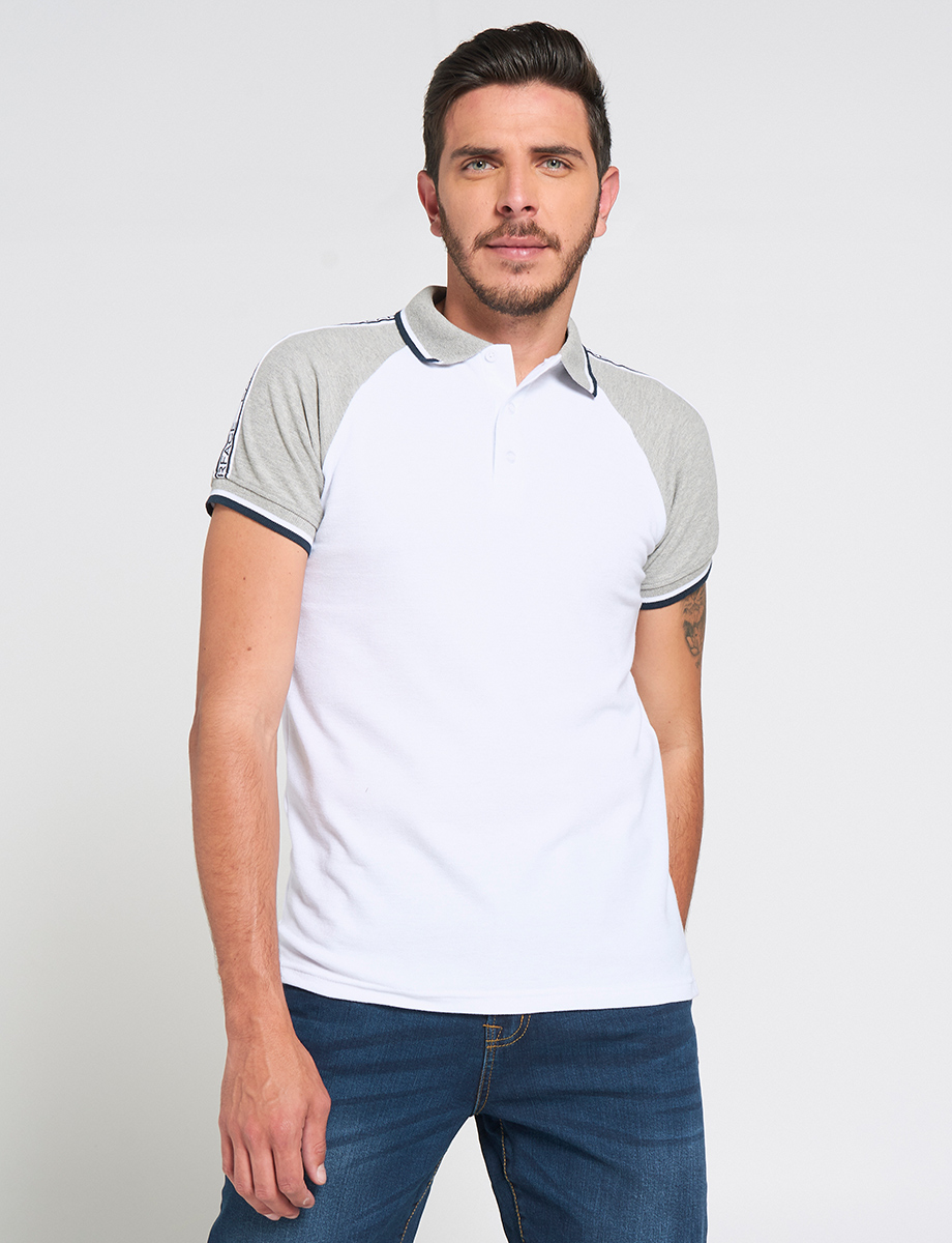 Polo Letras en Hombro Blanco