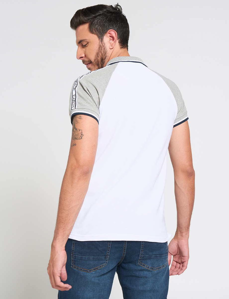 Polo Letras en Hombro Blanco
