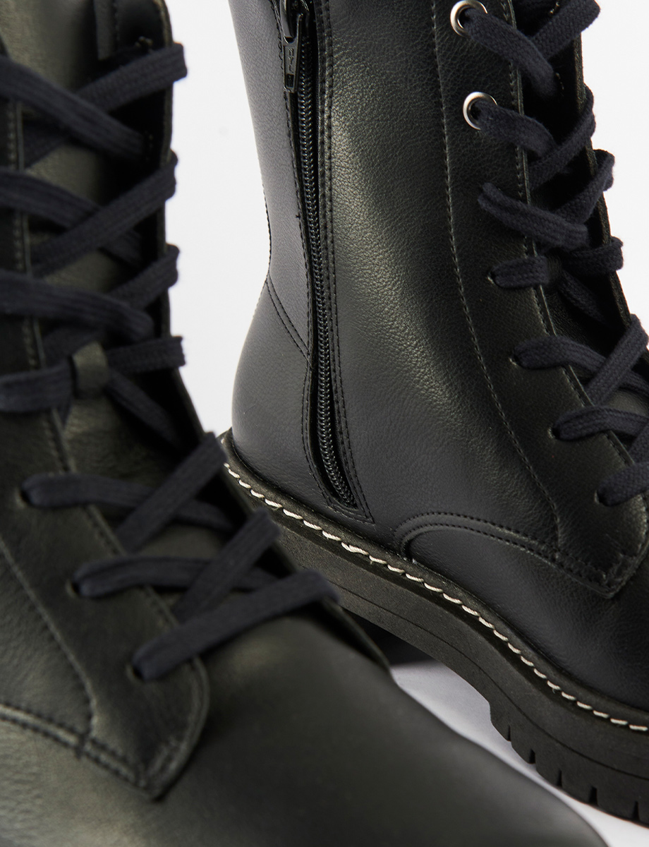 Bota Negra con Cordones