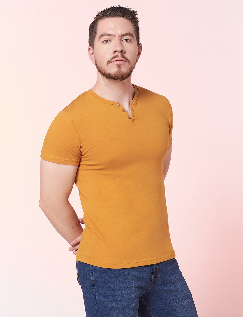 Camiseta Mostaza Cuello Henley