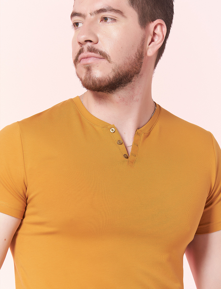 Camiseta Mostaza Cuello Henley