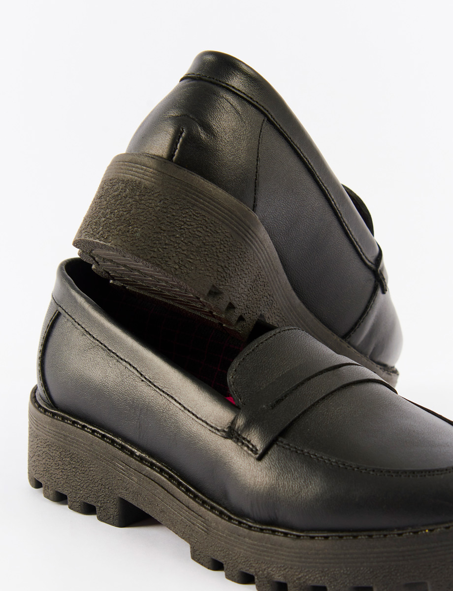 Zapato Mocasín Negro Cerrado