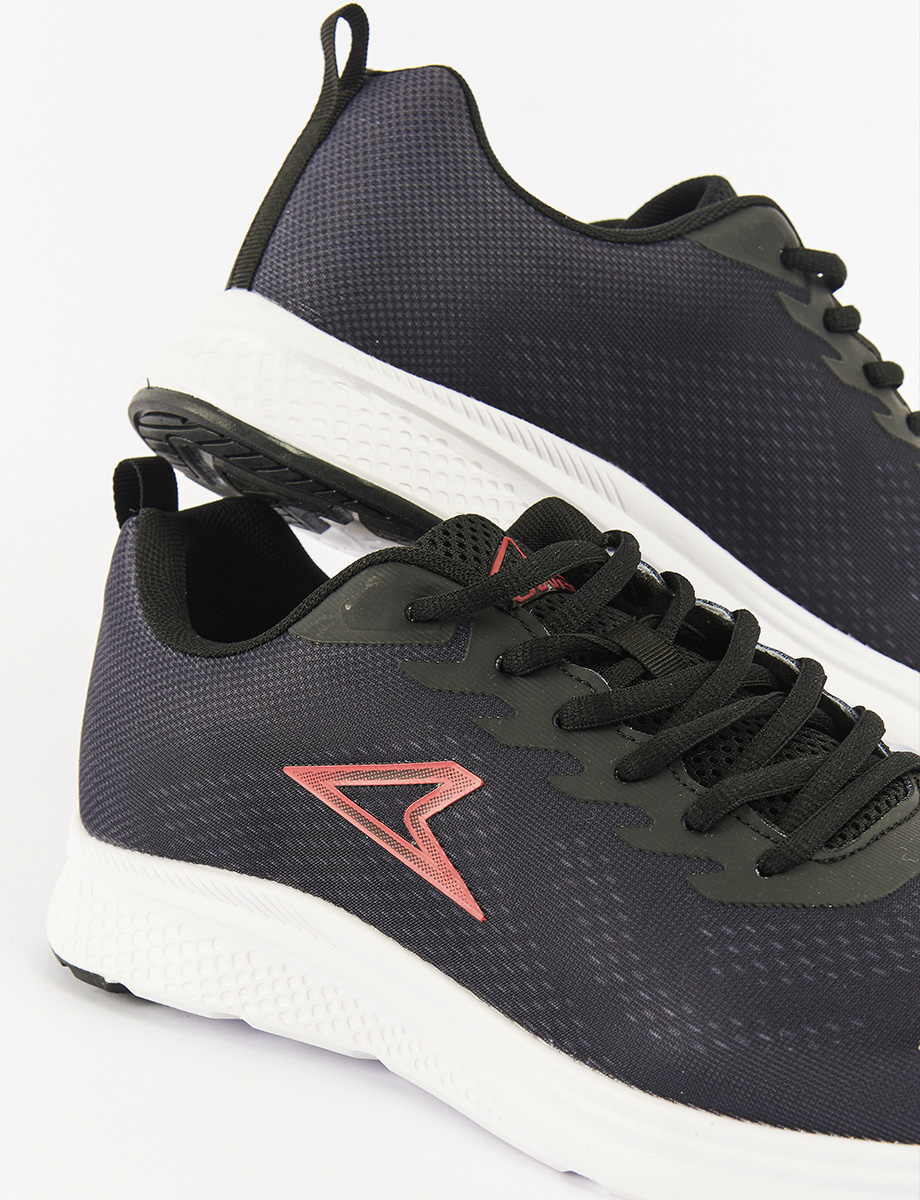 Sneaker Negro con Cordones
