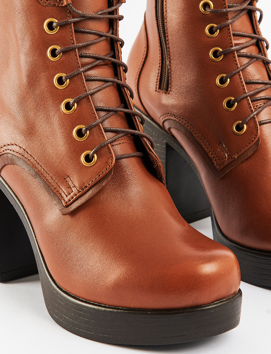 Bota Camel con Cordones