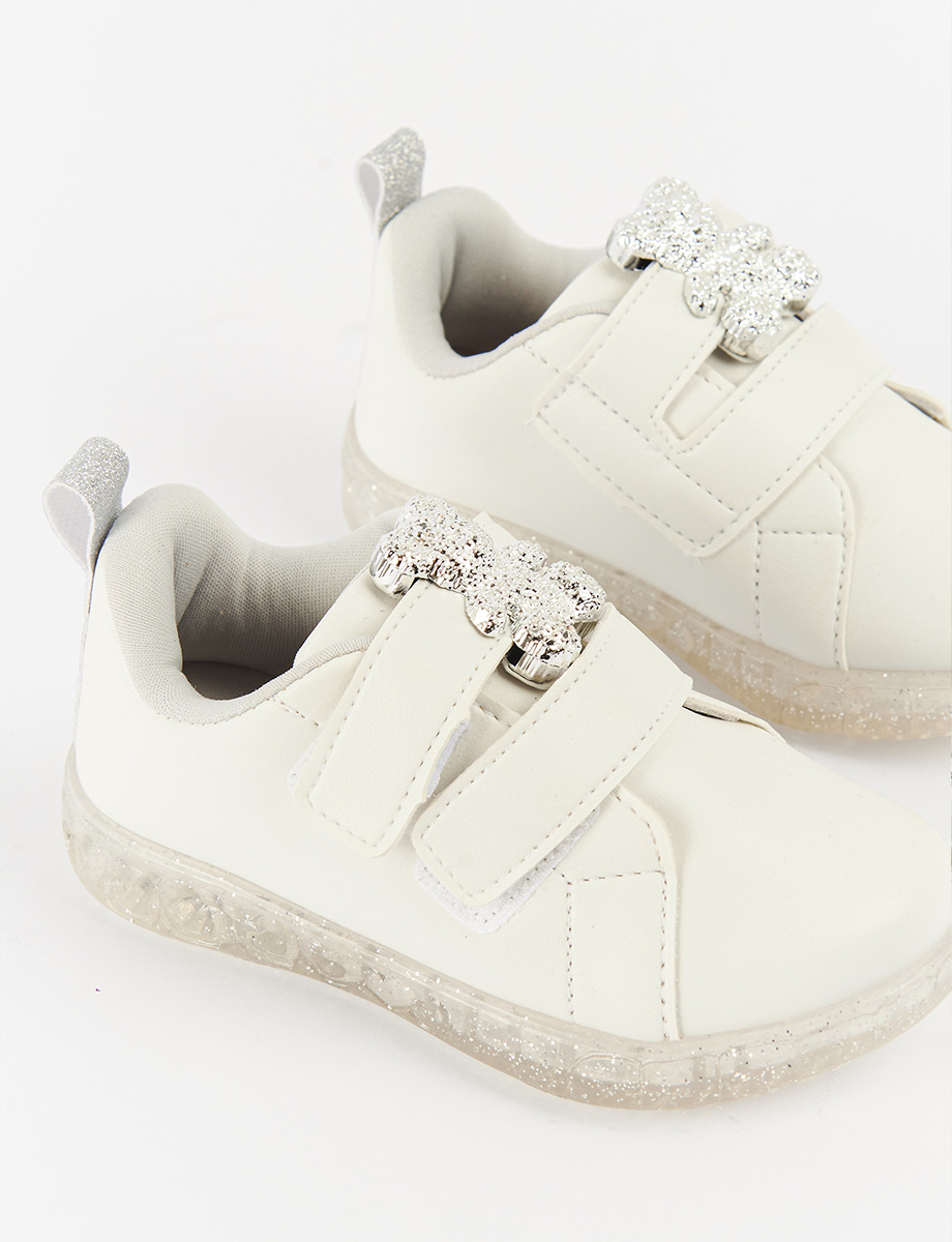 Sneakers Blanco con Aplique de Oso