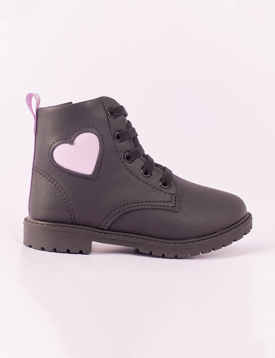 Bota Negra con Corazón