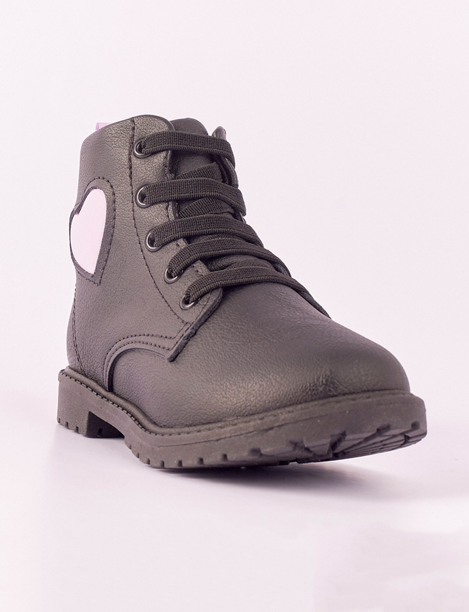 Bota Negra con Corazón