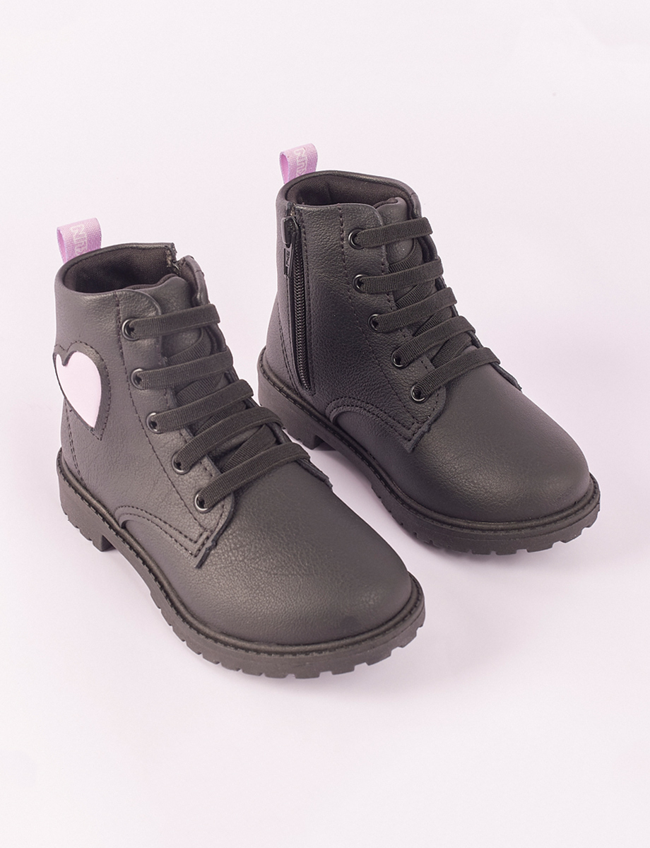 Bota Negra con Corazón