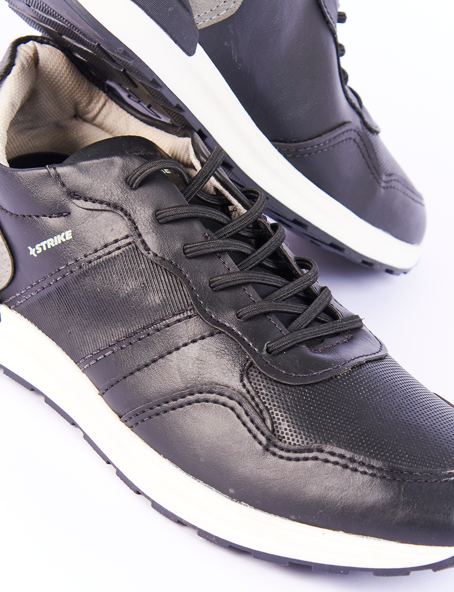 Sneaker Negro con Cordones