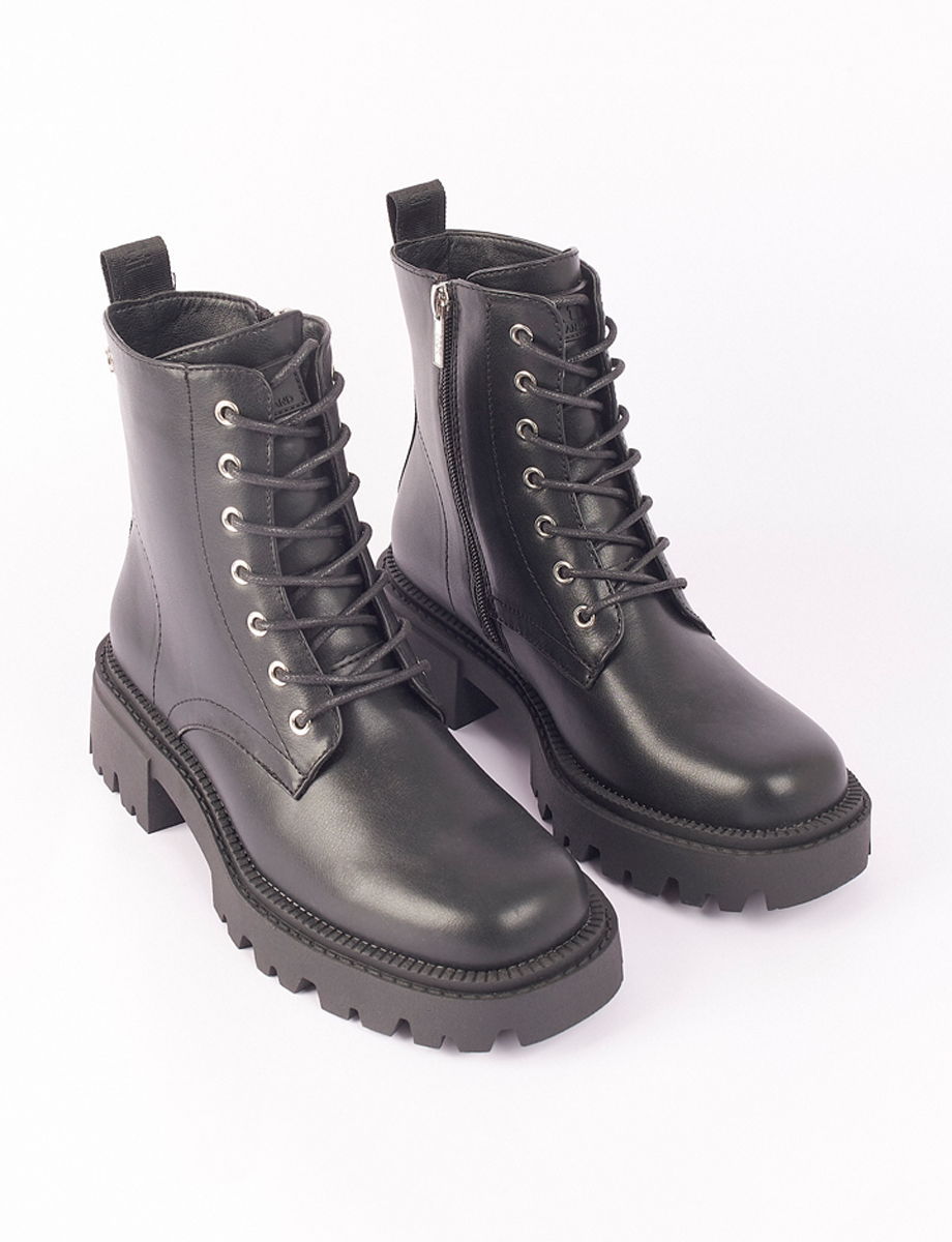 Bota con Cordones Negra