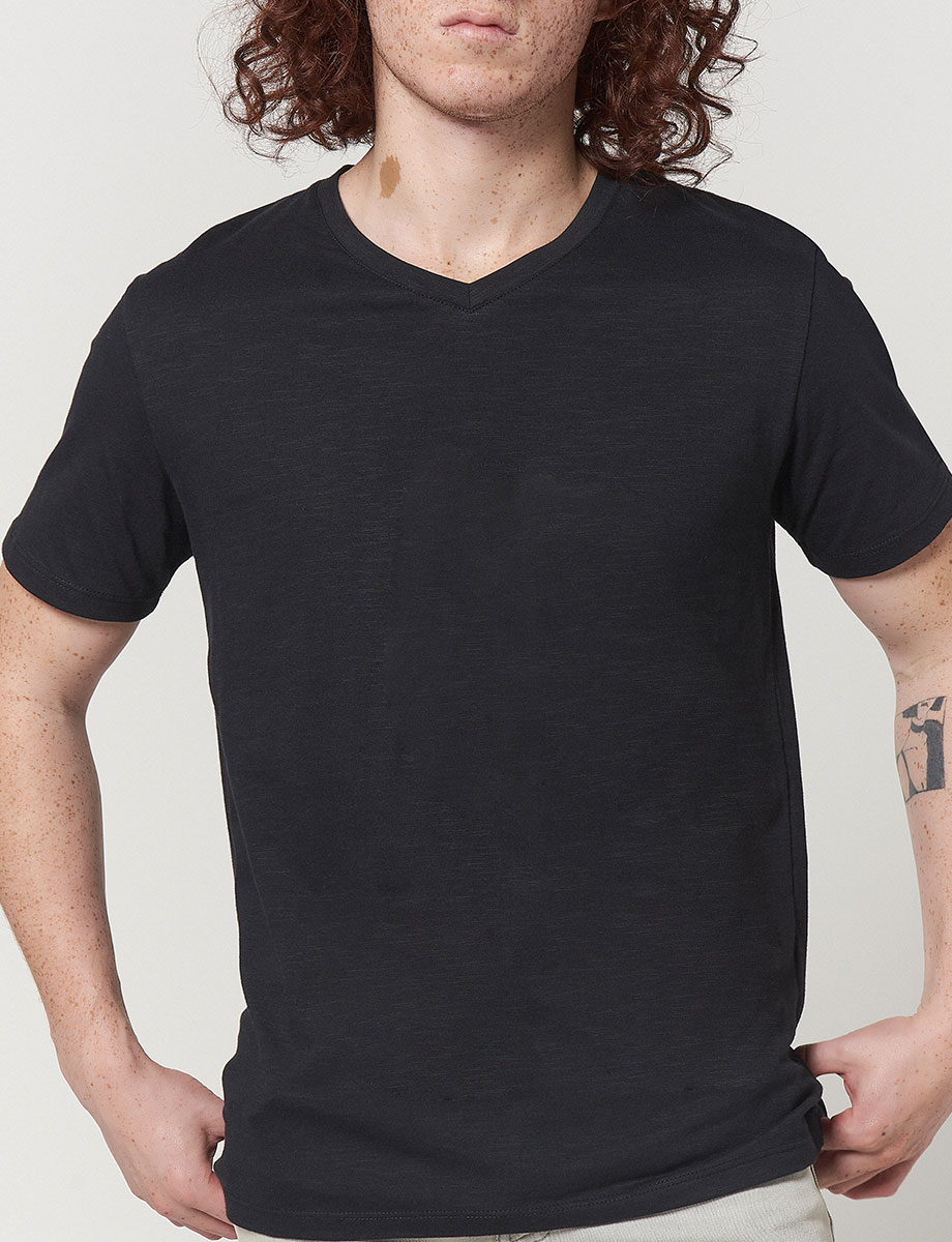 Camiseta Básica Cuello en V Negra