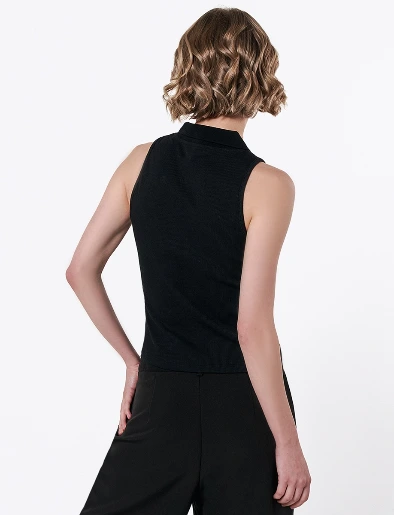 Top Corto Negro con Cremallera