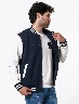Chaqueta Bomber Azul / Blanco Hombre – Estilo deportivo contemporáneo