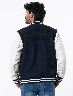 Chaqueta Bomber Azul / Blanco Hombre – Estilo deportivo contemporáneo