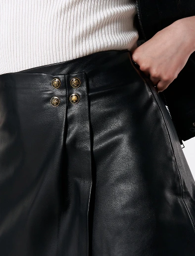 Short Falda Cuerina Negra