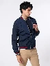 Chompa Bomber Azul Marino Hombre – Estilo urbano con toque moderno