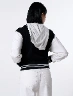 Chaqueta Combinada Blanco/Negro Mujer – Contraste elegante para outfits versátiles