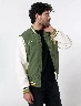 Chompa Bomber Verde Hombre – Estilo deportivo con toque vibrante