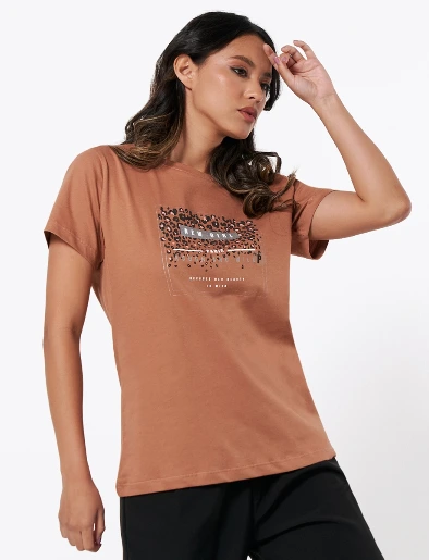 Camiseta New Girl Café Oscuro