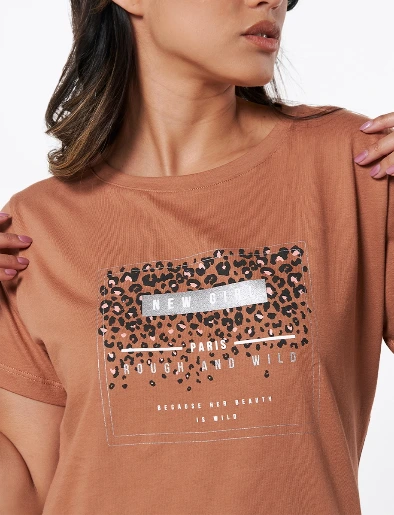 Camiseta New Girl Café Oscuro