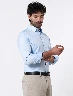 Camisa Llana Celeste Claro Hombre – Imagen fresca y pulida