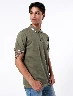 Camiseta Polo Llana Verde Oliva MIGUEL – Estilo casual tono natural