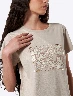 Camiseta Hojas Taupe Mujer – Inspiración natural con diseño actual