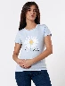 Camiseta Margarita Celeste Mujer – Inspiración floral y juvenil