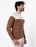 Sweater bloque de Color Café Medio Hombre – Combinación moderna para días fríos