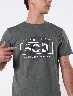 Camiseta Estampada Gris Oscuro Hombre – Diseño versátil y actual