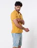 Camiseta Polo Llana Mostaza Hombre – Apariencia moderna y desenfadada