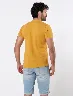 Camiseta Polo Llana Mostaza Hombre – Apariencia moderna y desenfadada
