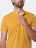 Camiseta Polo Llana Mostaza Hombre – Apariencia moderna y desenfadada