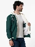Chompa Verde con Capucha Hombre – Prenda casual con toque deportivo