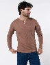 Buzo Henley Café Medio Hombre – Botonadura casual con aire rústico