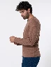 Buzo Henley Café Medio Hombre – Botonadura casual con aire rústico
