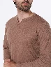 Buzo Henley Café Medio Hombre – Botonadura casual con aire rústico