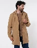 Abrigo Clásico Kaki Hombre – Estilo tradicional con presencia urbana