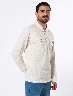 Buzo Cuello Tipo Polo Crudo Hombre – Estilo casual con aire elegante