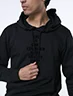 Buzo con Capucha Estampado Negro Hombre – Diseño moderno para días frescos