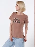 Camiseta Small Owner Café Medio Valeria Mujer – Mensaje urbano actual