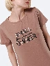Camiseta Small Owner Café Medio Valeria Mujer – Mensaje urbano actual