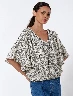 Blusa Estampada Negro Mujer – Elegancia con diseño moderno