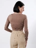 Buzo Pliegues Taupe Mujer – Detalles delicados con estilo contemporáneo